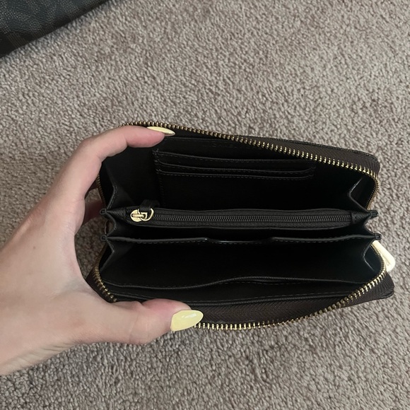 Michael Kors Brown Large Jet Set Tote and Matching Wallet Great Condition! - Picture 5 of 11